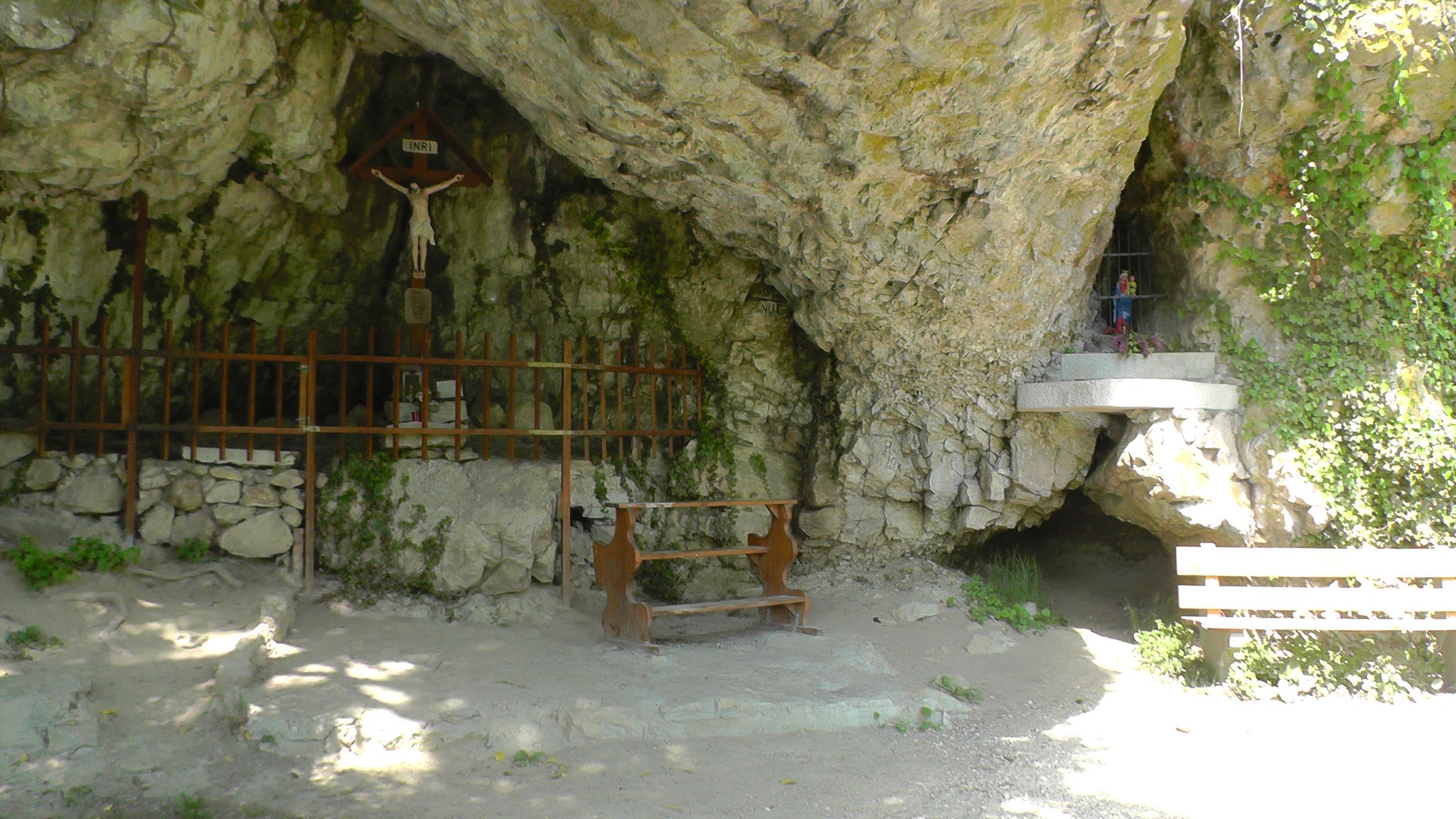 Grotte im Jurafelsen unterhalb des Arco Schlösschen.