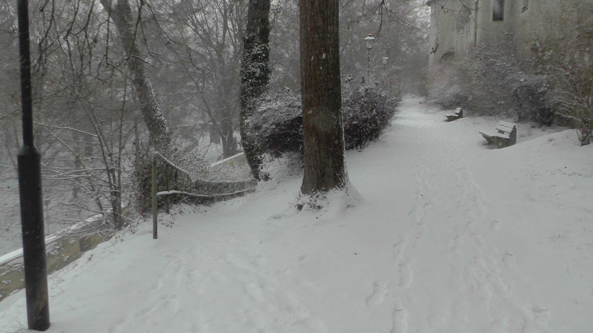 Fußspuren im Schnee.