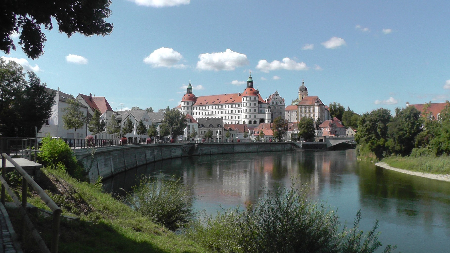 Ausblick auf das Schloss Neuburg mit Donau