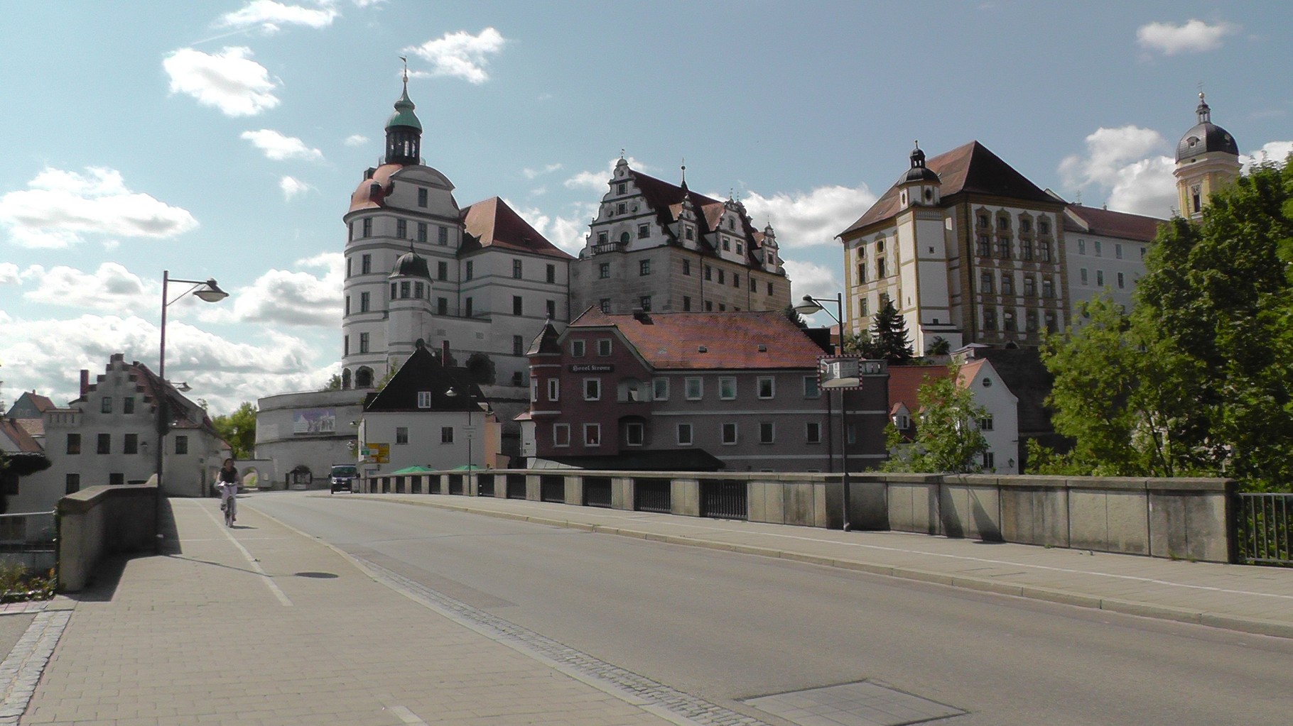 Blick auf das Schloss von der Donaubrücke