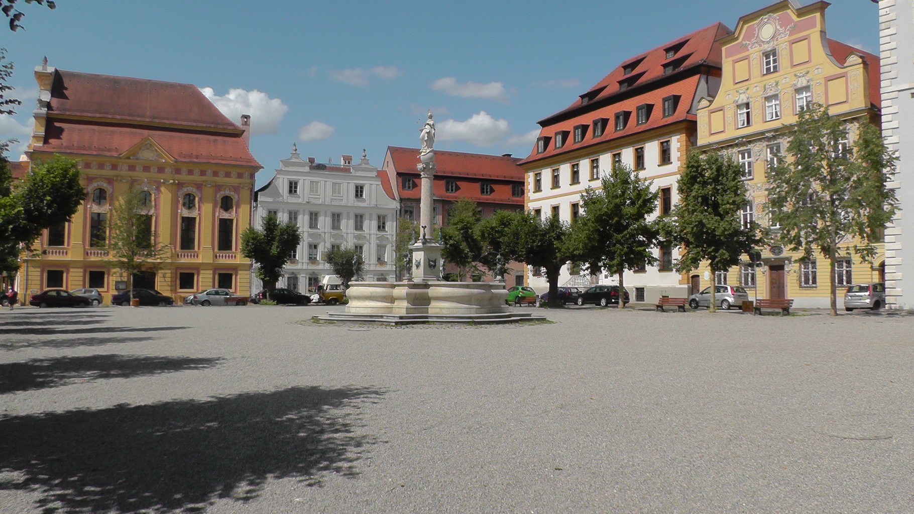 Karlsplatz in der Altstadt mit Brunnen